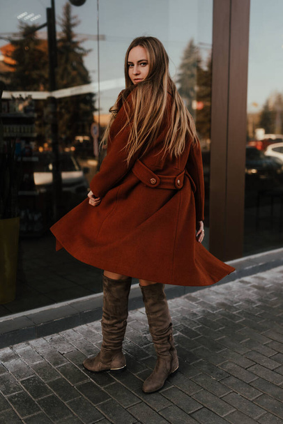  kobieta jesienią ubrania spacery po ulicy tło sklep okna - Zdjęcie, obraz
