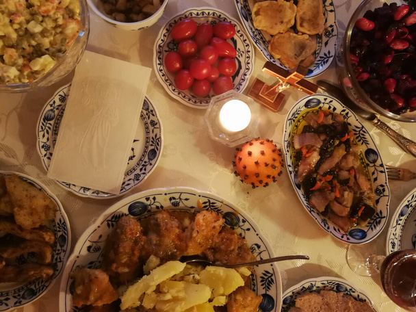 Comida tradicional de Navidad lituana servida para la cena de Navidad - Foto, imagen