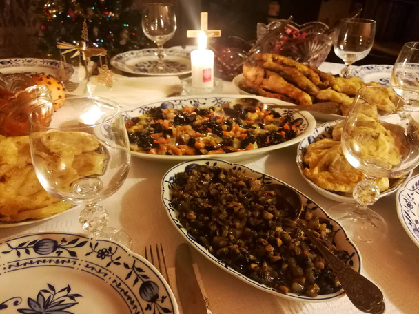 Perinteinen jouluaatto ruokaa tarjoillaan jouluaattona illallinen - Valokuva, kuva