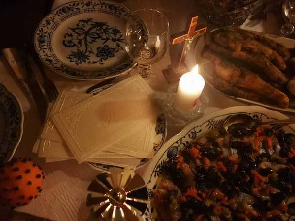 Cibo tradizionale della vigilia di Natale servito per la cena della vigilia di Natale - Foto, immagini