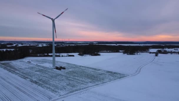 Kışın bir rüzgar çiftliğinin havadan görünüşü. Almanya 'da karlı bir alanda dönen rüzgar türbinlerinin hava görüntüsü. - Video, Çekim