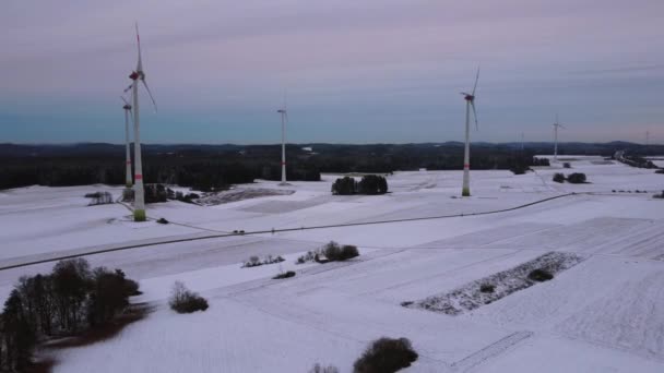 Повітряний вид вітряної ферми взимку. Повітряний вид вітрових турбін на сніговому полі в Німеччині.. - Кадри, відео