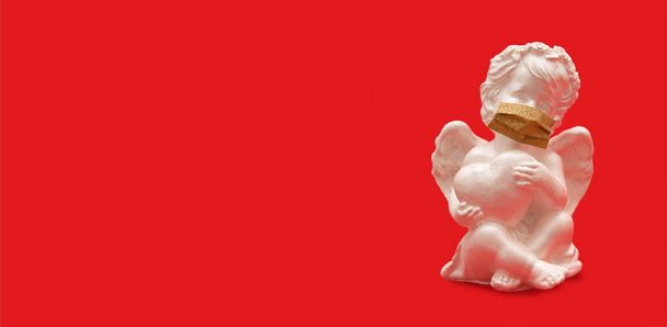 Angelo con cuore in maschera medica su sfondo rosso - San Valentino pandemia concetto banner formato - Foto, immagini
