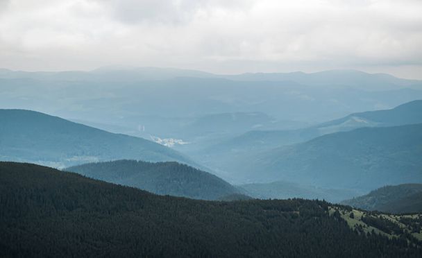 Piękne górskie krajobrazy. Letni dzień w górach. Karpaty ukraińskie - Zdjęcie, obraz