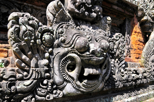 Tallados que representan demonios, dioses y deidades mitológicas balinesas se pueden encontrar en todo el templo Pura Dalem Agung Padangtegal en el Santuario del Bosque del Mono en Ubud, Bali
. - Foto, Imagen