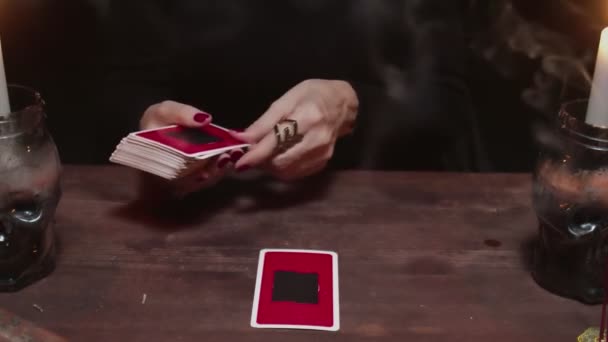 Zbliżenie kobiety wróżka umieszczając karty w porządku jako mistyczny rytuał. - Materiał filmowy, wideo