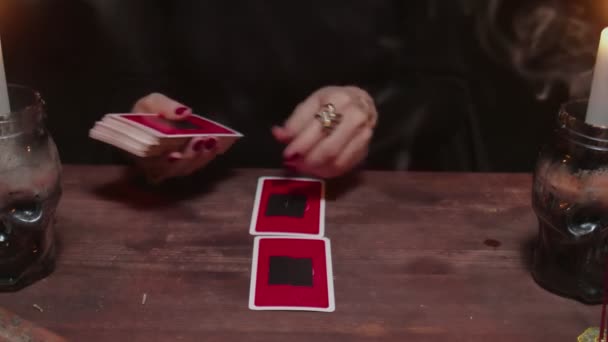 Close up de adivino mujer colocación de tarjetas en orden como rito místico luego rotarlos y leer el futuro. - Metraje, vídeo