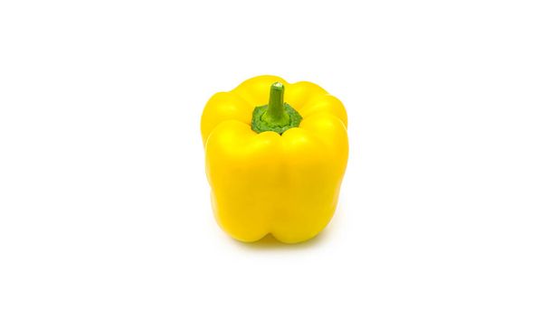 Gelbe Paprika auf weißem Hintergrund. - Foto, Bild