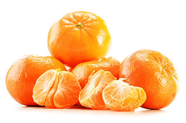 samenstelling met mandarijnen geïsoleerd op witte achtergrond - Foto, afbeelding