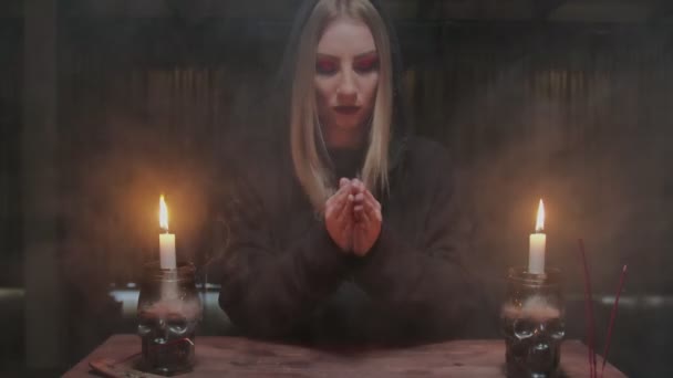 Νεαρή μάγισσα γυναίκα μάντισσα χρησιμοποιεί ζάρια στη μαγεία μαντεία μοίρα λέει τελετουργικό - Πλάνα, βίντεο