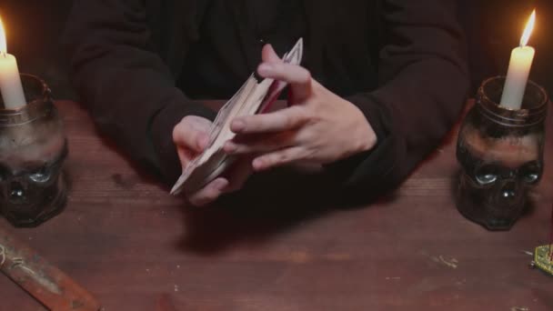 Nahaufnahme des Wahrsagers Tarot-Leser mischen die Karten und bereiten sie für die Zukunft erzählen - Filmmaterial, Video
