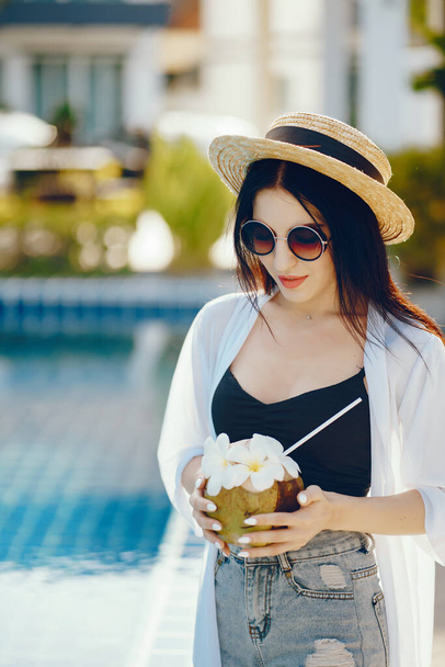 girl drinking fresh juice from a coconut - Zdjęcie, obraz