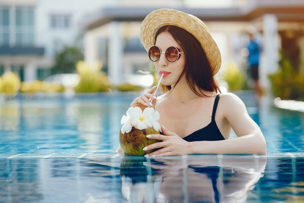 brunette girl drinking coconut juice - Foto, immagini