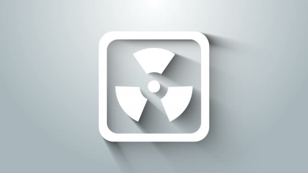 Fehér Radioaktív ikon elszigetelt szürke alapon. Radioaktív mérgező szimbólum. Sugárzási veszély jel. 4K Videó mozgás grafikus animáció - Felvétel, videó