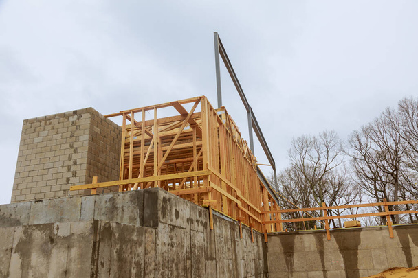 Estrutura de estrutura de madeira edifício da casa em um novo enquadramento de desenvolvimento de sob construção - Foto, Imagem