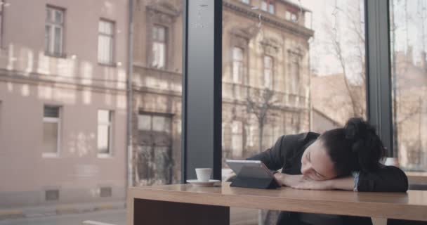 Üzletasszony elfárad a munkában - Felvétel, videó