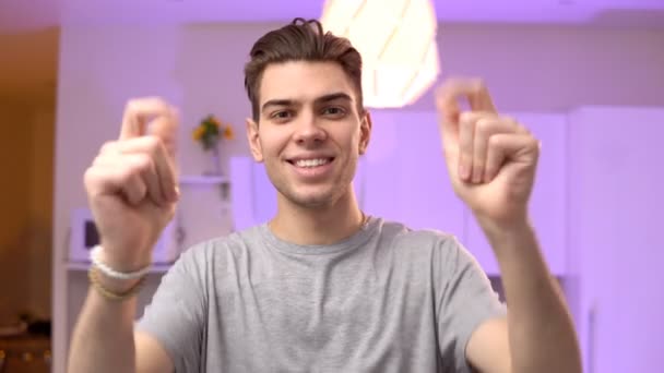 Retrato de um jovem sorridente apontando o dedo para a câmera - Filmagem, Vídeo