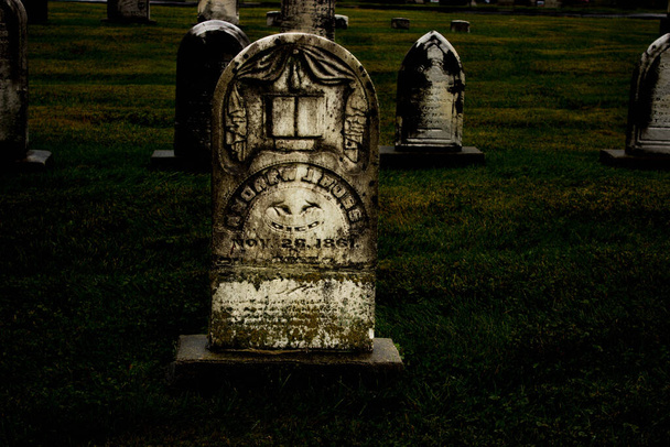 Aavemainen hautausmaa halloweenina synkkänä iltana - Valokuva, kuva
