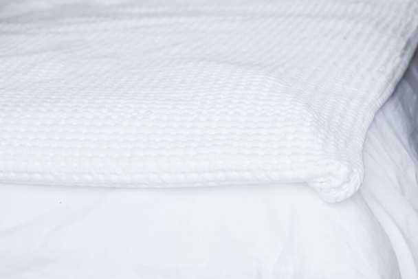 literie blanche texturée sur le lit, préparée pour le lit, oreillers - Photo, image