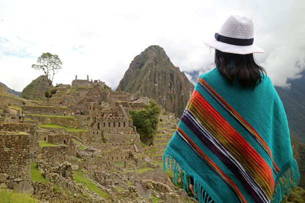 Женщина путешественник Глядя на древнюю цитадель Мачу-Пикчу, объект Всемирного наследия ЮНЕСКО в Куско области Перу - Фото, изображение