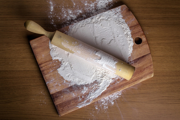 farine avec rouleau à pâtisserie sur une planche à découper
 - Photo, image