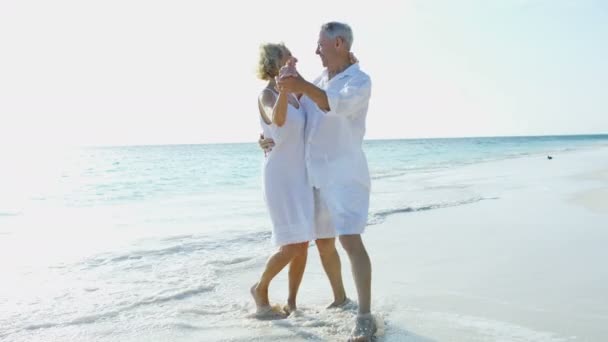 Moglie e marito anziani che ballano sulla spiaggia Bahamas - Filmati, video