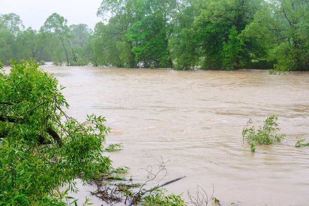 Uzun süren sağanak yağış, çevresel bir sorun, 2021 doğal bir olay sonrasında nehir taştı. - Fotoğraf, Görsel