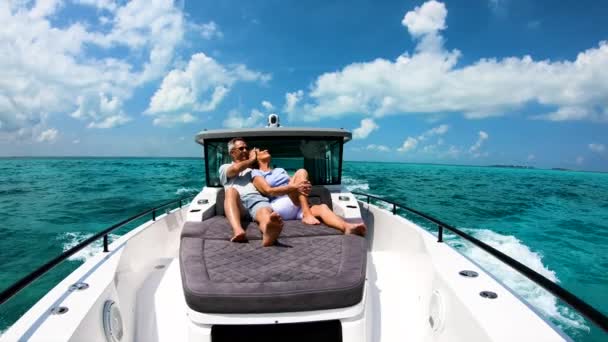 Feliz hombre y mujer seniors en velero Bahamas - Metraje, vídeo