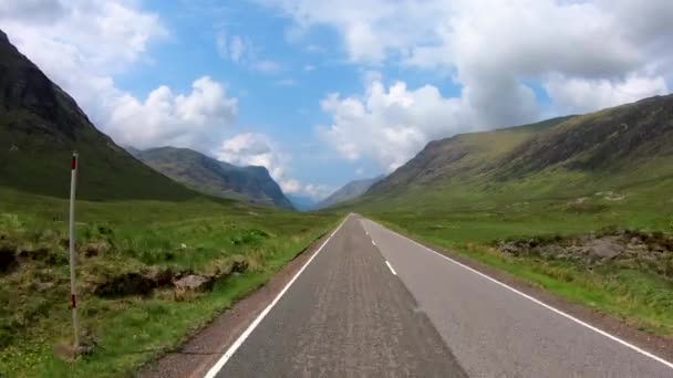 Glencoe Highland yolunu kullanan POV Buachaille Etive Mor - Video, Çekim