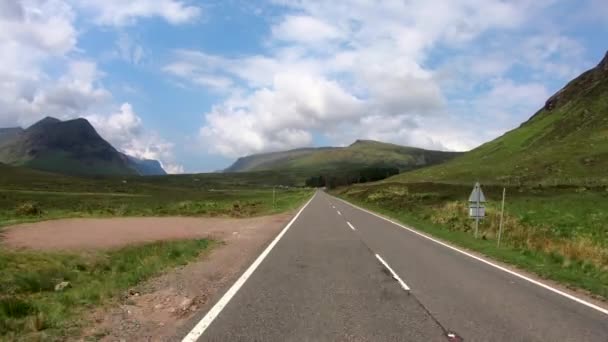 POV rijdt Glencoe Mountains rivier Coe Scotland UK - Video