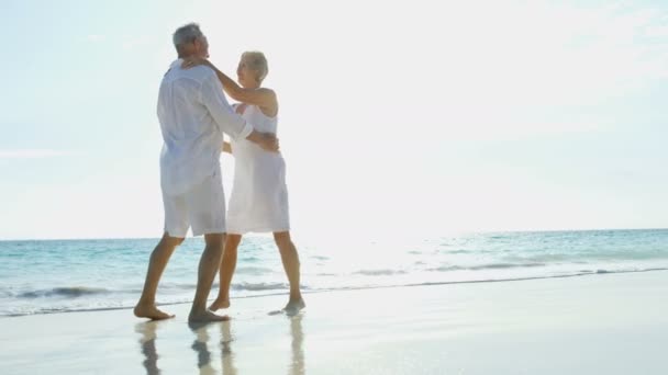 Feliz pareja de ancianos bailando en vacaciones en la playa Bahamas - Metraje, vídeo