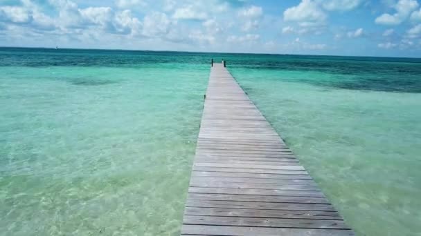 Oceán s molem na luxusní karibské pláži Bahamy - Záběry, video
