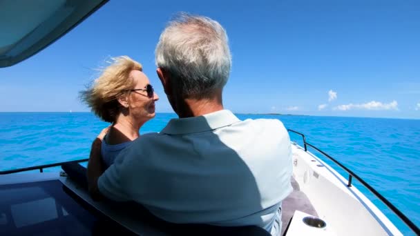 Feliz hombre y mujer seniors en velero Bahamas - Imágenes, Vídeo