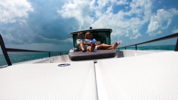 Loving volwassen Kaukasisch paar op luxe zeilboot Bahama 's - Video