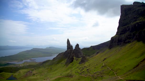 Scotlands Old Man of Storr rock pinnacles UK - Кадри, відео