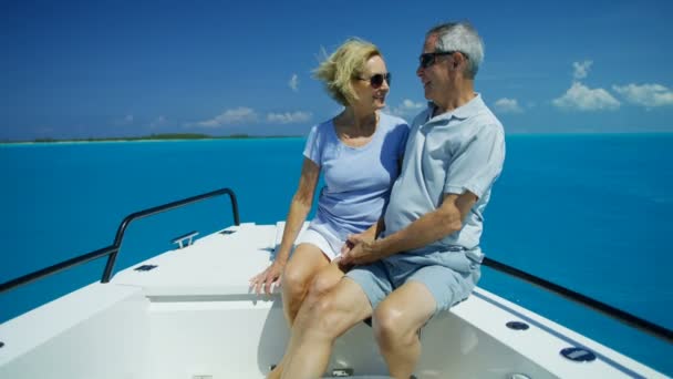 Milující mužské a ženské senioři na plachetnici Bahamy - Záběry, video