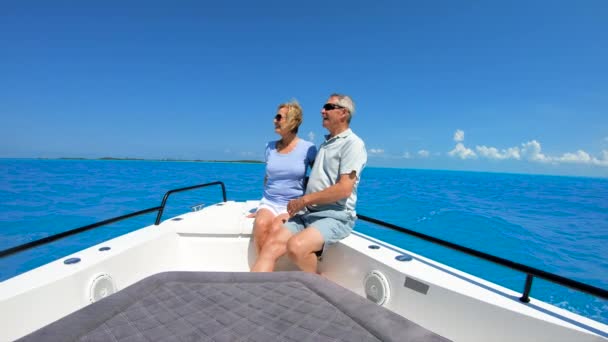 Viajeros senior activos navegando en yate de lujo Bahamas - Metraje, vídeo