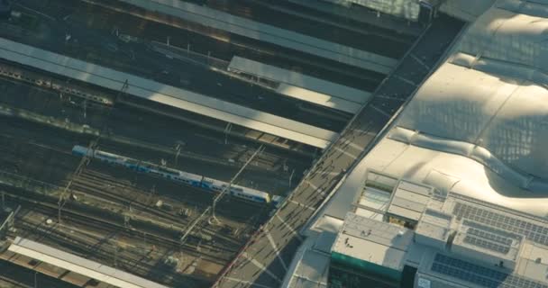 Pociąg z widokiem z lotu ptaka przybywa Southern Cross Station Melbourne - Materiał filmowy, wideo