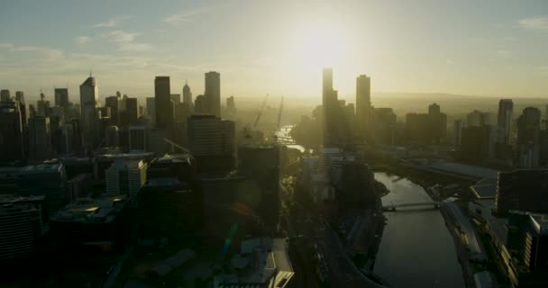 Aerial auringonnousu näkymä Yarra joki Melbourne horisonttiin - Materiaali, video