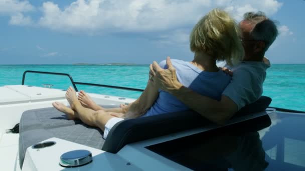 Sevgi dolu yaşlı Amerikan çifti açık havada mutlu bir yat yüzdürüyor. - Video, Çekim