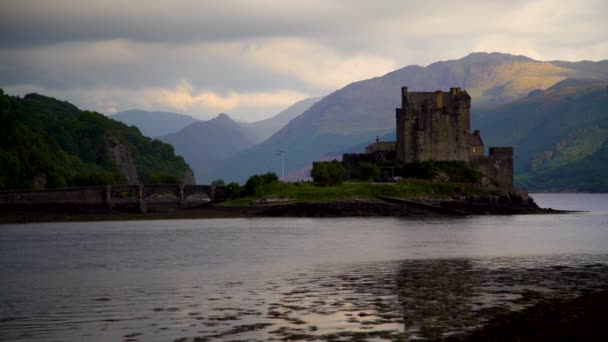 Vista Eilean Donan Castelo do século XIII Terras Altas Escocesas - Filmagem, Vídeo