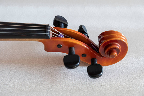Detail violy, smyčcový hudební nástroj, podobný houslím, ale větší a s menším zvukem. Jeho rozsah je mezi maximem a minimem houslí a minimem violoncella. - Fotografie, Obrázek