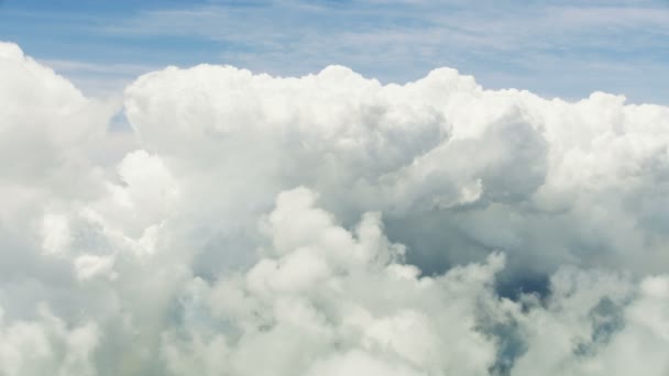 Luftaufnahme gemusterter Wolkenhimmel bei natürlichem Licht - Filmmaterial, Video