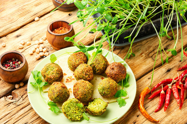 Bolas fritas de falafel hechas de legumbres picadas o chickpeas.Cocina árabe - Foto, imagen