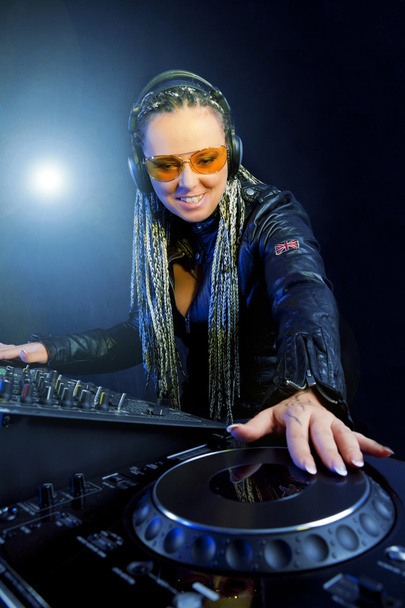 DJ ženská přehrávání hudby mixer - Fotografie, Obrázek