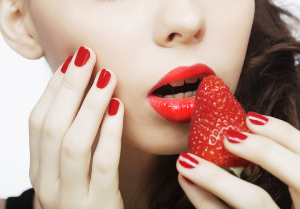 σέξι κυρία κρατώντας μια χυμώδης φράουλα - Φωτογραφία, εικόνα