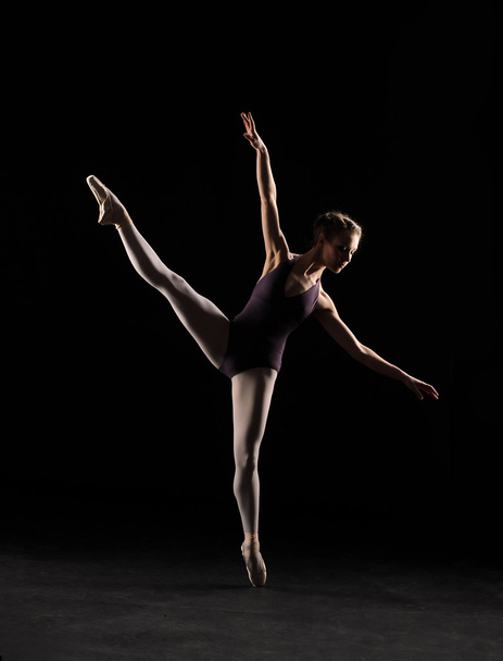 Silhouette ballet dancer in black swimsuit - Valokuva, kuva