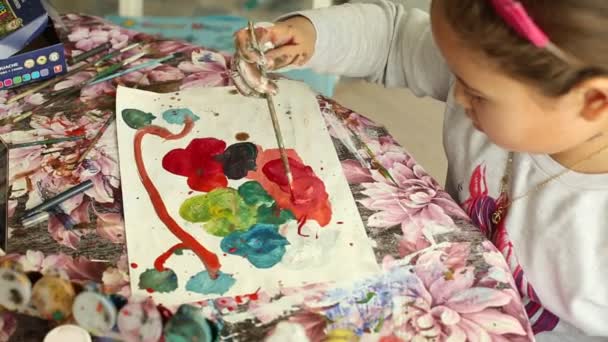 Bastante poco asiático chica hacer pinturas en clase habitación - Metraje, vídeo