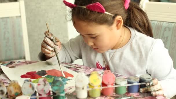 Mooi klein Aziatisch meisje maken schilderijen in de klas kamer - Video
