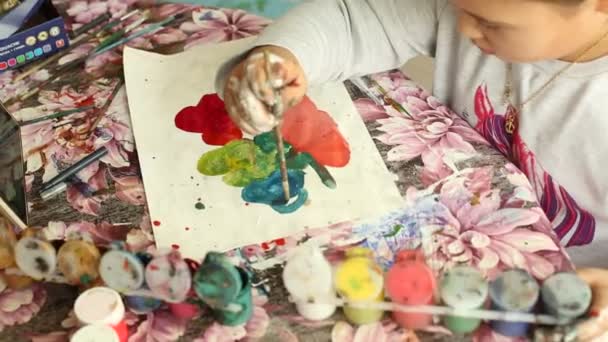 Bastante poco asiático chica hacer pinturas en clase habitación - Metraje, vídeo